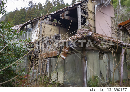 老朽化が進んだ限界集落の廃屋 老朽化が進んだ限界集落の廃屋 134890177
