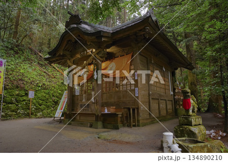 鳥取県にある金運で有名な金持神社 鳥取県にある金運で有名な金持神社 134890210