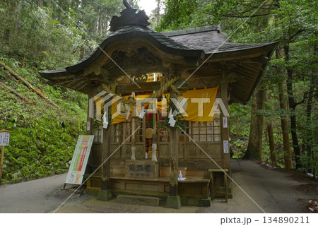 鳥取県にある金運で有名な金持神社 鳥取県にある金運で有名な金持神社 134890211
