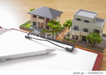 不動産物件の比較と書類作成のイメージ 134890225