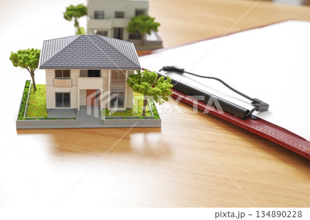 不動産物件の比較と書類作成のイメージ 不動産物件の比較と書類作成のイメージ 134890228