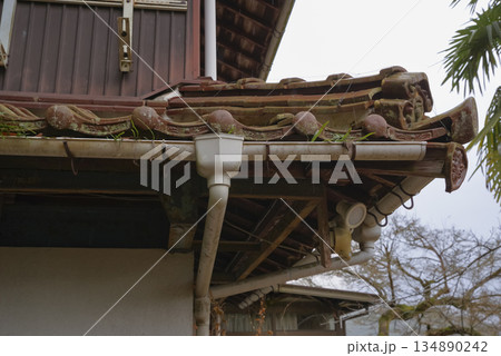 老朽化が進んだ限界集落の廃屋 134890242