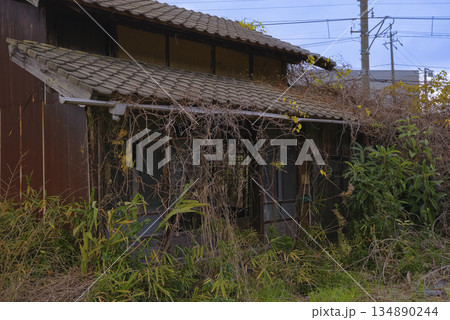 老朽化が進んだ限界集落の廃屋 老朽化が進んだ限界集落の廃屋 134890244