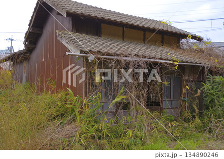 老朽化が進んだ限界集落の廃屋 老朽化が進んだ限界集落の廃屋 134890246