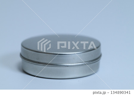 白背景に置かれた円形のシンプルな銀色アルミ缶 134890341