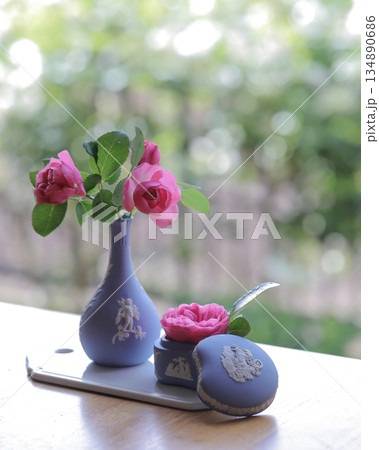 花瓶にいけたバラ 花瓶にいけたバラ 134890686