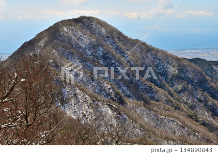 愛鷹山塊の呼子岳より 雪化粧の大岳を望む 愛鷹山塊の呼子岳より 雪化粧の大岳を望む 134890843