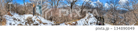 愛鷹山塊の呼子岳山頂 雪の頂のパノラマ写真 愛鷹山塊の呼子岳山頂 雪の頂のパノラマ写真 134890849