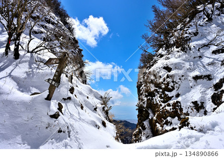 愛鷹山塊 真冬の割石峠 急峻に切れ込む崖の峠道 愛鷹山塊 真冬の割石峠 急峻に切れ込む崖の峠道 134890866