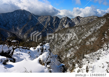 愛鷹山塊の越前岳　雪の北白ガレンより望む厳冬の位牌岳、鋸岳の稜線 134890937