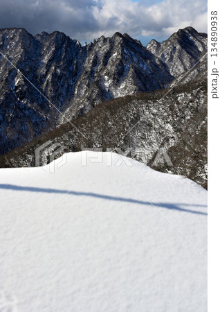 愛鷹山塊の越前岳 雪の北白ガレンより望む厳冬の鋸岳の稜線 愛鷹山塊の越前岳 雪の北白ガレンより望む厳冬の鋸岳の稜線 134890938
