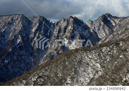 愛鷹山塊の越前岳　北白ガレンより望む雪景色の鋸岳の稜線 134890942