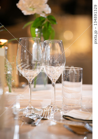 シャンパングラスのあるテーブル風景 134891329