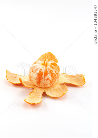 皮を剥いたミカン 134891347