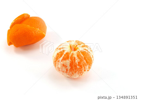 皮を剥いたミカン 134891351