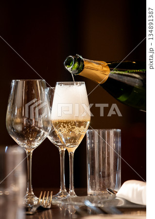 パーティーイベントに欠かせないシャンパン 134891387