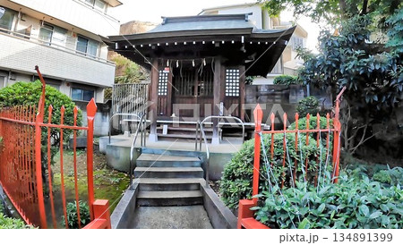 東京都品川区小山7丁目 厳島神社 約250年前、近隣の農家6軒が農業用水を求めて池を掘ったところ 東京都品川区小山7丁目 厳島神社 約250年前、近隣の農家6軒が農業用水を求めて池を掘ったところ 134891399