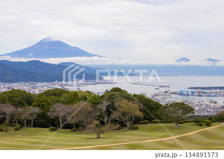 静岡から見る11月の富士山 雪化粧 静岡から見る11月の富士山 雪化粧 134891573