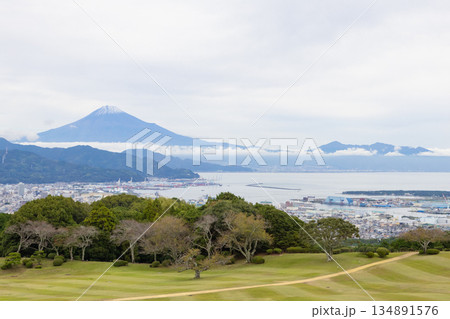 静岡から見る11月の富士山 雪化粧 静岡から見る11月の富士山 雪化粧 134891576