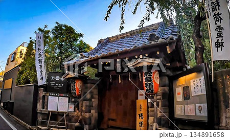 東京都新宿区 於岩稲荷陽運寺 境内にある秦山木の下にお岩様縁の祠があったと伝えられ陽運寺の起源とされ 134891658