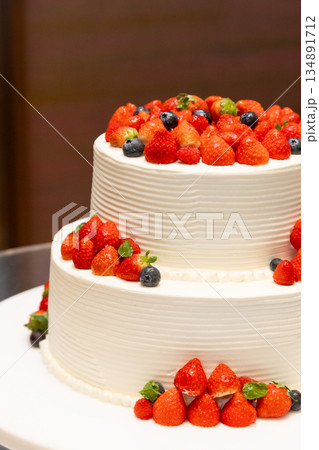 豪華な苺のテコレーションケーキ 134891712