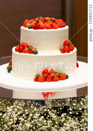 豪華な苺のテコレーションケーキ 134891713