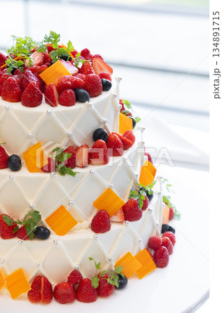 豪快なデコレーションケーキ 134891715