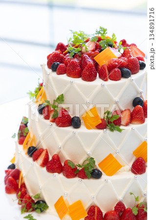 ゴーシャスなデコレーションケーキ 134891716