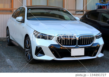 ドイツ製の白いセダン 134891727