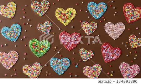 チョコレートの背景とハート模様 チョコレートの背景とハート模様 134891890