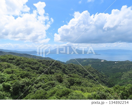鹿児島輝北天球館から眺めた桜島と周辺の山並み 134892254