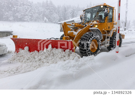 道路の雪を除ける除雪車 道路の雪を除ける除雪車 134892326