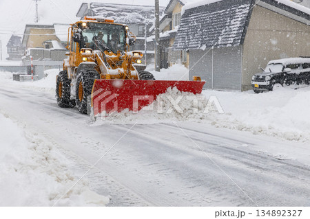 道路の雪を除ける除雪車 道路の雪を除ける除雪車 134892327
