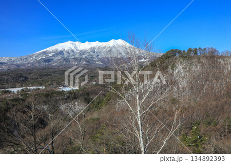 早春の快晴の青空をバックに残雪の御嶽山を望む 早春の快晴の青空をバックに残雪の御嶽山を望む 134892393