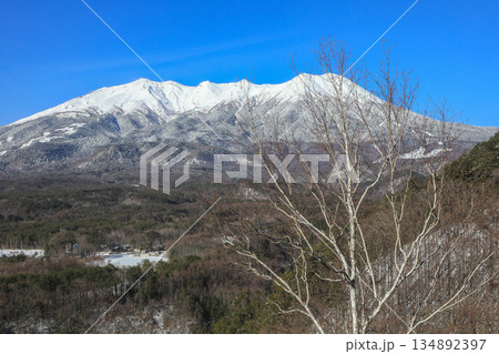 早春の快晴の青空をバックに残雪の御嶽山を望む 134892397