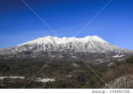 早春の快晴の青空をバックに残雪の御嶽山を望む 134892398