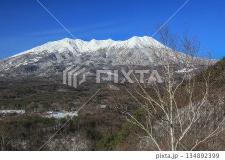 早春の快晴の青空をバックに残雪の御嶽山を望む 早春の快晴の青空をバックに残雪の御嶽山を望む 134892399