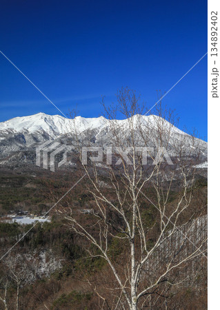 早春の快晴の青空をバックに残雪の御嶽山を望む 早春の快晴の青空をバックに残雪の御嶽山を望む 134892402