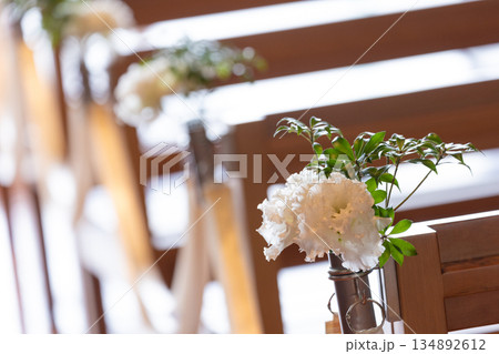 チャペルに飾られる白い装花 134892612