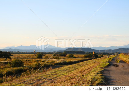 秋の河川から眺める 渡良瀬風景 秋の河川から眺める 渡良瀬風景 134892622