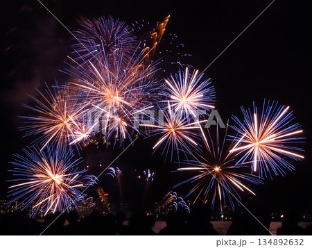 琵琶湖花火大会の青とオレンジに光る花火 134892632