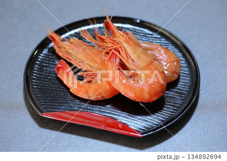 お皿に盛られた海老 お皿に盛られた海老 134892694