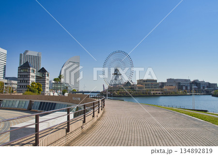 【横浜市】横浜みなとみらい21の街並み 134892819