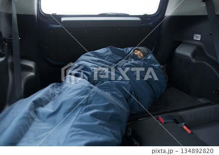 車中泊をする男性 車中泊をする男性 134892820