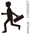 ツールボックスを持って走る業者のシルエットイラスト 134892827