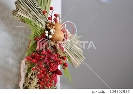 藁で作った正月飾り 藁で作った正月飾り 134892987