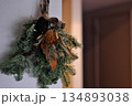 玄関先に飾られたクリスマスツリー 134893038