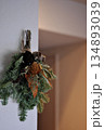 部屋に飾られたクリスマスツリー 134893039
