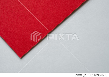 重なる白色と赤色の画用紙 134893079