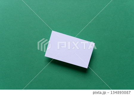 緑背景に白色のカード 134893087